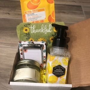 Send some ☀️ sunshine thankful gift box